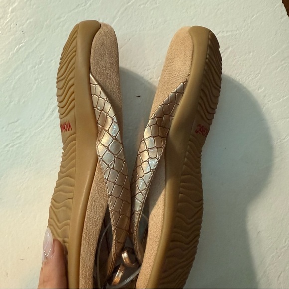 Gold Vionic bow flip flops - Picture 7 of 8